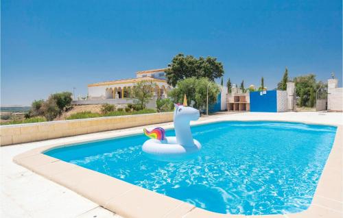  Amazing home in Lora del Rio with 5 Bedrooms, Outdoor swimming pool and Swimming pool in Lora del Río