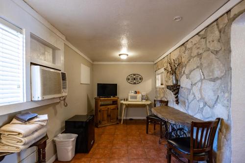 The Historic Leakey Inn