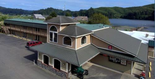 Lakeshore Lodge