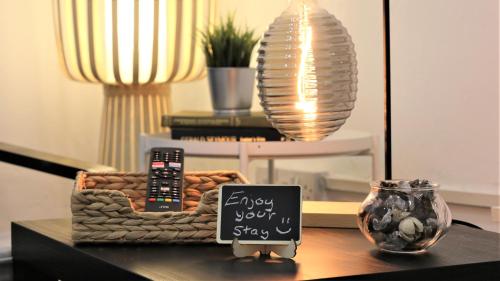 Free Local Parking - Fast WiFi - Sleeps 10 Guests by PROPERTY PROMISE gîte à louer Marshfield