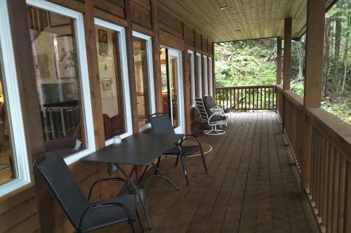Moon Dance Cabin in Madeira Park, Canada
