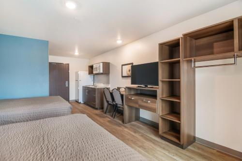 Standard Queen Room with Two Queen Beds - Non-Smoking image 4