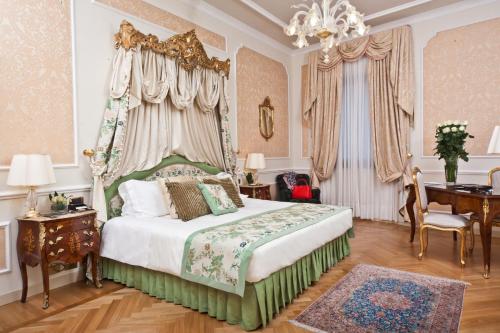Junior Suite room in Grand Hotel Majestic gia' Baglioni