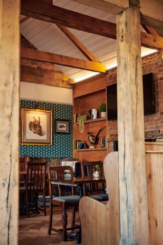 338153986 Hare And Hounds Newbury