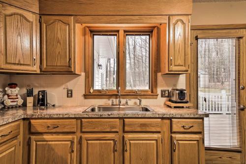 Serene Orchard Park Apartment Large Yard and Patio! in ฮัมบูร์ก (NY)