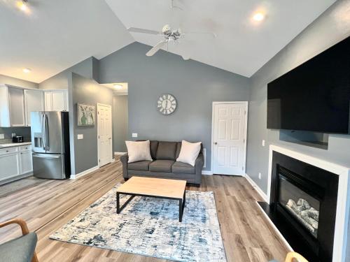 Charming, Beautiful, Treetop Loft, Prime Location thumb 2