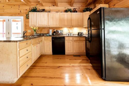 Smoky Mtn Hideaway - Cabin w/ Hot Tub & Pool Table