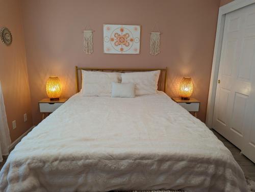 Contemporary 2-Bedroom Close to Downtown, Dining