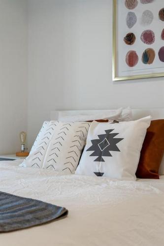 The Inglewood Ivory l F45 l Board Games l King Bed