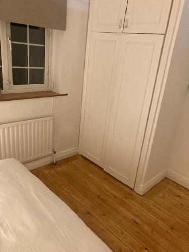 Entire Terraced two story redbrick house with parking in secluded cul de sac, Dublín (foto 9)
