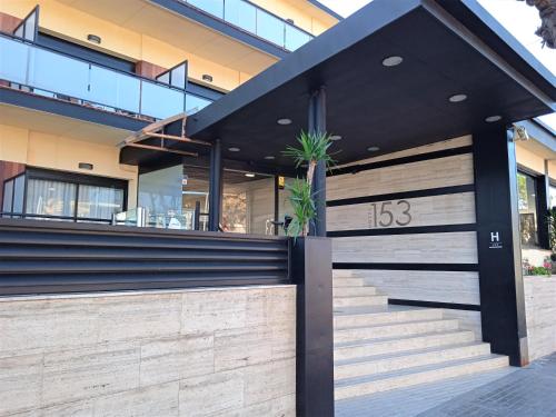 A szálláshely kívülről, Hotel 153 in Castelldefels