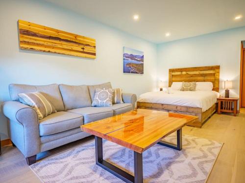 The Black Pearl, Westcoast Suite and Patio in Ucluelet, Canada