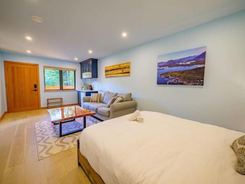 The Black Pearl, Westcoast Suite and Patio in Ucluelet, Canada