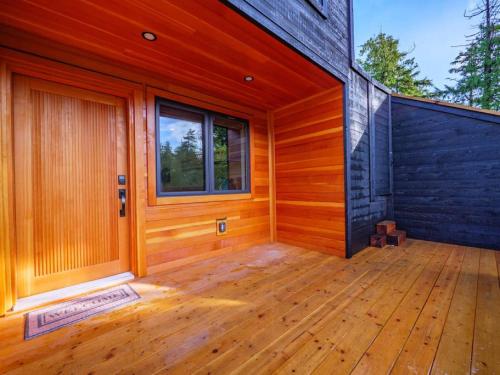 The Black Pearl Luxurious Studio and Patio in Ucluelet, Canada