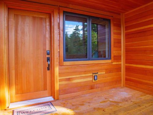 The Black Pearl Luxurious Studio and Patio in Ucluelet, Canada