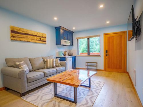 The Black Pearl Luxurious Studio and Patio in Ucluelet, Canada