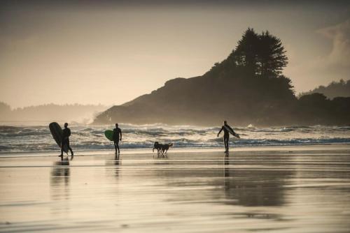 The Black Pearl Luxurious Studio and Patio in Ucluelet, Canada