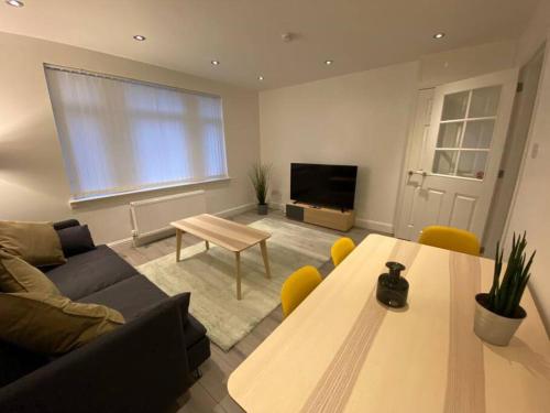 Anchored Paisley Spacious Apartment