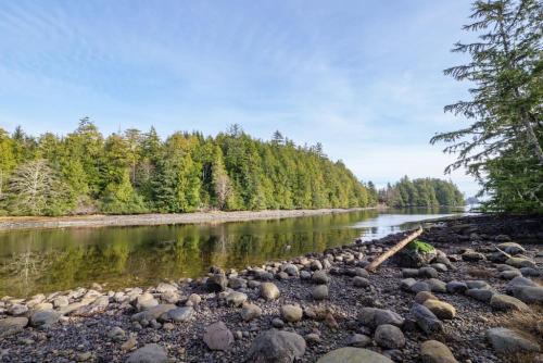Storm Bay, Family Home with Hot Tub and Inlet View in Ucluelet, Canada