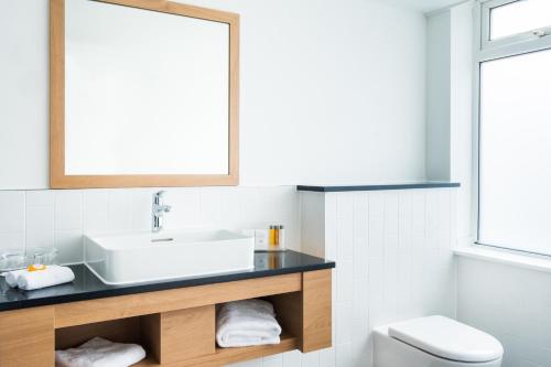 Holiday Inn Reading South M4 Jct 11 an IHG Hotel - image 2