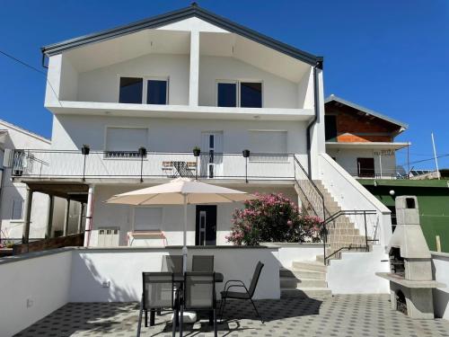  Apartment in Pirovac with balcony, air conditioning, Wi-Fi (4717-1), Pension in Pirovac