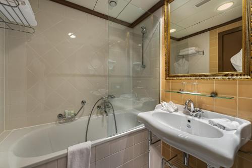Royal Manotel - image 2