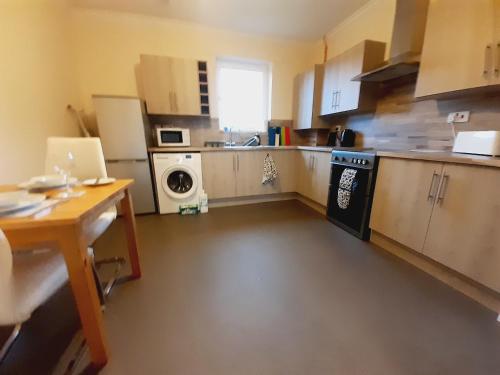 кухня, Carvetii - Vincent House - Large 3 bedroom apartment with on-site parking in Fife