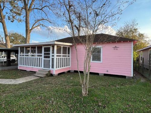 Casa Rosa: It's Pink! King, 1, Queen, 1, Twin, 2