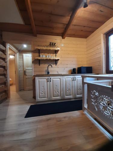 Miodowa Chata Pokoje Gościnne (Miodowa Chata Pokoje Goscinne) in Bustryk