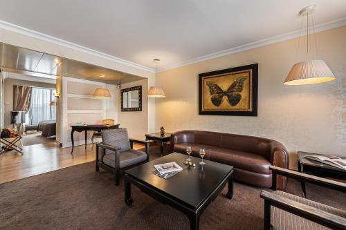 Royal Manotel - image 4