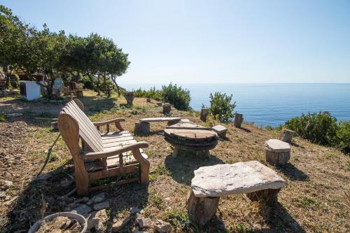 Coin de paradis vue dominante sur mer, montagne et tour génoise avec jacuzzi