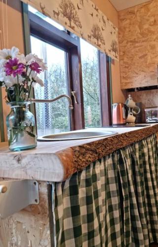 The Woodland Lodge - Wood Fired Hot Tub and Firepit in Stalmine