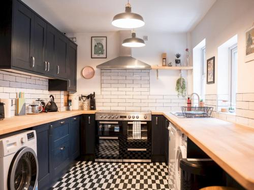 Pass the Keys Stunning Victorian terrace in fantastic location gîte à louer Dene Hotel