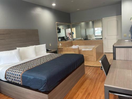Suite with Hot Tub