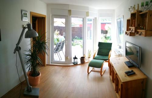 "Elbparadies" Ferienhaus am Niegripper See mit Pool in Burg