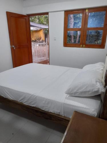 1 double bed, 2 twin beds
