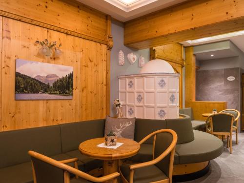 Albergo Dimaro Wellness Hotel - 로비