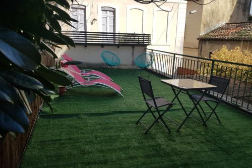 Apt with TERRACE - near the ramparts of AVIGNON