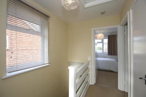 Oxford House 2 next to Airport, Cotswold Blenheim and Bicester