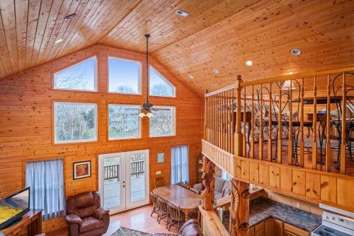 New Listing & Hot Tub!! Rustic Lake Cabin near three marinas! Byrdstown, TN in Frogue, USA