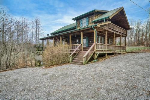 New Listing & Hot Tub!! Rustic Lake Cabin near three marinas! Byrdstown, TN in Frogue, USA