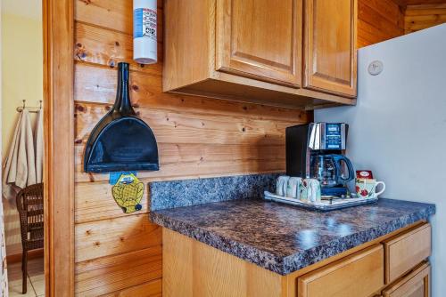 New Listing & Hot Tub!! Rustic Lake Cabin near three marinas! Byrdstown, TN in Frogue, USA