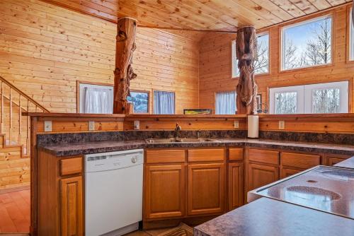 New Listing & Hot Tub!! Rustic Lake Cabin near three marinas! Byrdstown, TN in Frogue, USA