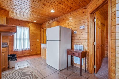 New Listing & Hot Tub!! Rustic Lake Cabin near three marinas! Byrdstown, TN in Frogue, USA