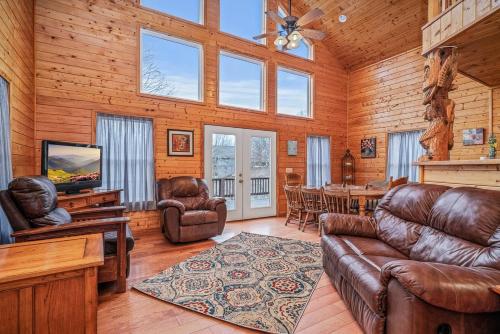 New Listing & Hot Tub!! Rustic Lake Cabin near three marinas! Byrdstown, TN in Frogue, USA