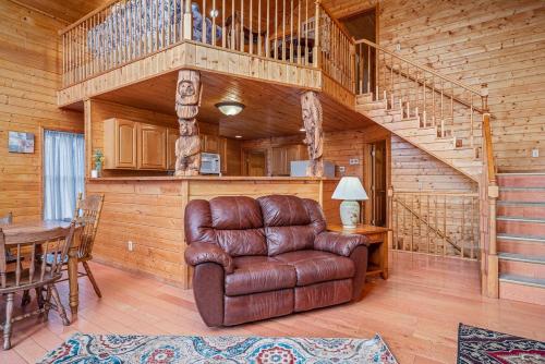 New Listing & Hot Tub!! Rustic Lake Cabin near three marinas! Byrdstown, TN in Frogue, USA
