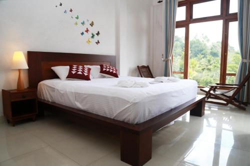 Deluxe Double Room with Balcony image 2