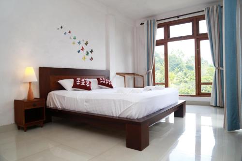 Deluxe Double Room with Balcony image 3