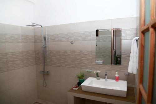 Deluxe Double Room with Balcony image 7