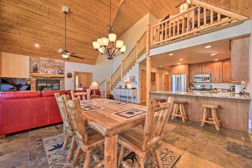 Deck, BBQ & Fireplace: Family Cabin in Show Low!, Show Low (foto 2)